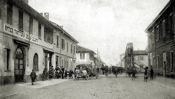 800px-Via_Venegoni_angolo_parcheggio_della_stazione_di_Legnano_(anteriore_al_1939)