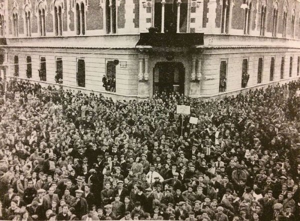 Adunata_davanti_a_palazzo_Malinverni_a_Legnano_durante_il_regime_fascista